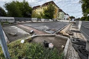 Baustelle im Fahrbahnbereich der Wredowbrücke