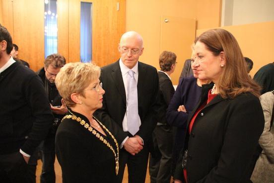 Oberbürgermeisterin Dr. Dietlind Tiemann im Gespräch mit I.E. Monique van Daalen, Botschafterin des Königreichs der Niederlande in Deutschland.