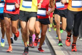 Viele Menschen joggen.