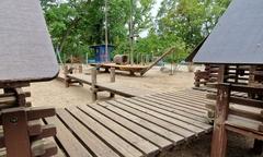 Der Piratenspielplatz am Heinrich-Heine-Ufer ist wieder einsatzbereit.