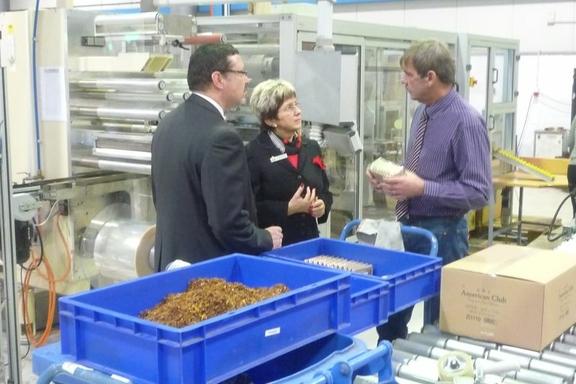 Produktionsleiter Axel Lüer erklärt Oberbürgermeisterin und Wirtschaftsförder Details des Produktionsablaufes