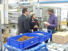 Produktionsleiter Axel Lüer erklärt Oberbürgermeisterin und Wirtschaftsförder Details des Produktionsablaufes