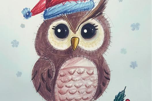 Eine kleine gemalte Weihnachtseule sitzt auf dem Ast