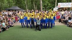 Diese jungen Tänzerinnen der Tanzgruppe "Bacara" hatten sich ein Foto mit Oberbürgermeister Daniel Keip gewünscht. Wunsch erfüllt!