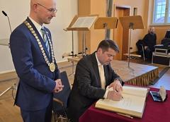 Steffen Scheller beim Eintrag ins Goldende Buch der Stadt.