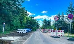 Die Rohre liegen schon bereit.