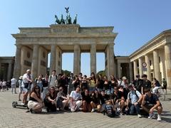 Gruppenfoto vor dem Brandenburger Tor in Berlin.