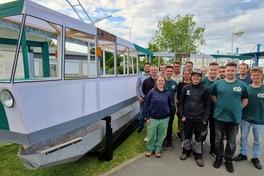 Das Team der FH Potsdam geht am Freitag in der "Offen Klasse" mit einer schwimmenden Straßenbahn an den Start.