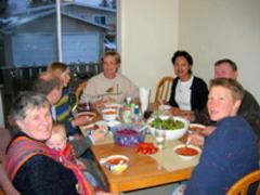 Genarationen beim Essen an einem Tisch