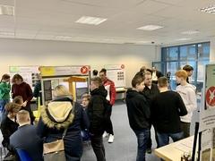 Menschen in der Ausstellung