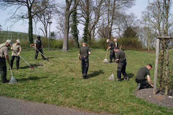 Mitarbeiter der BAS übernehmen die Grünpflege des Gartendenkmals, Foto: BAS Brandenburg