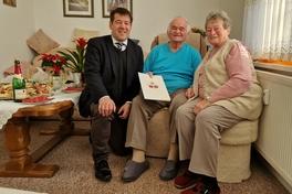 Oberbürgermeister Steffen Scheller gratulierte Annemarie und Siegfried Aust zur Eisernen Hochzeit.