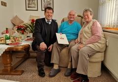 Oberbürgermeister Steffen Scheller gratulierte Annemarie und Siegfried Aust zur Eisernen Hochzeit.