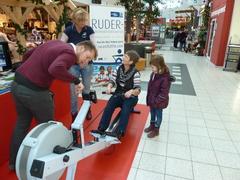 Schon kurz nach dem Start der Info-Aktion wurde der Ruder-Ergometer genutzt.