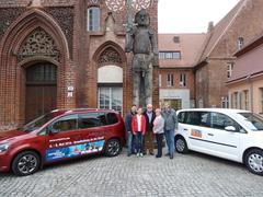 Gruppenfoto mit Roland: Uwe Philipp, Leiter der Regattastrecke, Ruderin Fini Sturm, EM-Chef-Organisator Hartmut Duif, Oberbürgermeisterin Dr. Dietlind Tiemann und Doppel-Olympiasieger Jörg Landvoigt (v.l.n.r.) vor dem Brandenburger Roland am Altstädtischen Rathaus.
