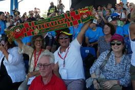 Auch viele Fans waren bei der Eröffnungsveranstaltung dabei, die nicht nur die Teams aus ihren eigenen Ländern begeistert bejubelten.