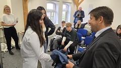 Und er überreichte die im Verwaltungsquiz gewonnen Rucksäcke.