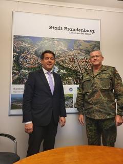 Oberbürgermeister Steffen Scheller (links) begrüßte Generalleutnant André Bodemann im Altstädtischen Rathaus.