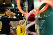 Zwei Mädchen testen ein Exponat aus der Ausstellung MS Wissenschaft