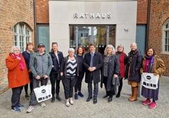 Oberbürgermeister Steffen Scheller hieß die dänische Delegation am und im Rathaus willkommen.