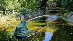 Froschplastik aus der Wasser spritzt.