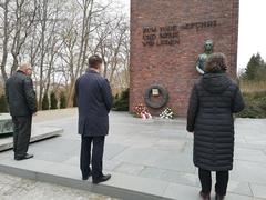 Auf dem Bild sind von links nach rechts: Innenminister Michael Stübgen, Gedenkstättenleiterin Dr. Silvia de Pasquale und Oberbürgermeister Steffen Scheller bei der Kranzniederlegung am Ehrenmal am Marienberg. Sie stehen andächtig vor dem Ehrenmal.