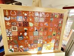 Mosaikbildnis mit vielen Pflanzen- und Tiermotiven.