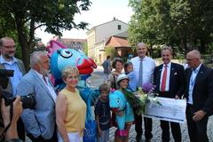 Die zehnjährige Indira (mit Hut) ist die 750.000ste Besucherin.