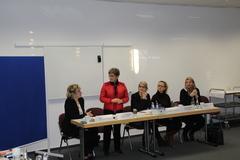 Oberbürgermeisterin Dr. Dietlind Tiemann begrüßt die geladenen Unternehmer.