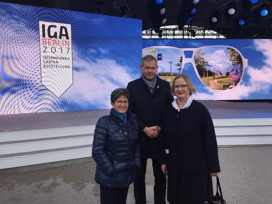 Oberbürgermeisterin Dietlind Tiemann wünscht den IGA-Geschäftsführern Katharina Lohmann und Christoph Schmidt gutes Gelingen für die kommenden 186 Tage.