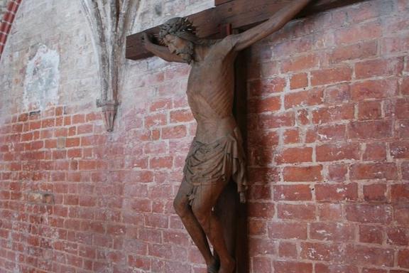Das restaurierte Kruzifix im Kreuzgang des St. Pauliklosters