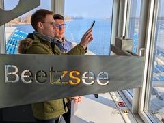 Die Experten der offiziellen Zeitmessfirma informieren sich im Zielturm der Regattastrecke.