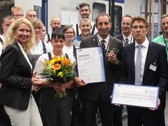 Übergabe der Urkunde und einer Anerkennung i.H.v. 500 Euro