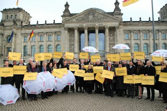 Mitglieder des Aktionsbündnisses vor dem Reichstagsgebäude in Berlin