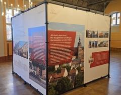 Mit großen Würfeln und übersichtlich gestalteten Planen wird ein guter Überblick über 35 Jahre Städtebauförderung gegeben.