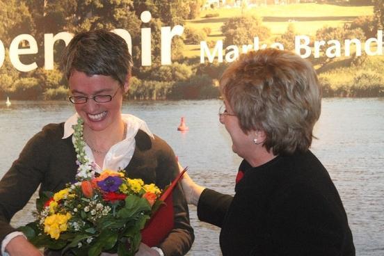 Oberbürgermeisterin Dr. Dietlind Tiemann gratuliert Christiane Dierich zum 1. Platz beim Brandenburgischen Tourismuspreis 2012.