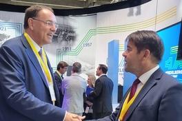 Oberbürgermeister Steffen Scheller wird von Dr. Martin Sonnenschein, Vorsitzender des Aufsichtsrates, willkommen geheißen.