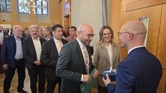 Manche Gäste hatten ein Geschenk dabei, so auch Innenminister René Wilke.