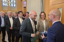 Manche Gäste hatten ein Geschenk dabei, so auch Innenminister René Wilke.