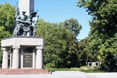 Obelisk im Vordergrund, Ehrenfriedhof im Hintergrund des Bildes