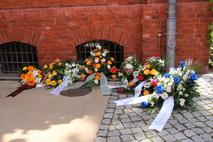 Die Kränze zum Gedenken der Opfer des Volksaufstandes.