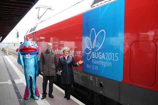 Dr. Dietlind Tiemann und Renado Kropp, Regionalleiter Marketing und Angebotsplanung DB Regio Nordost präsentieren die BUGA-Werbung am Regional Express RE 1 auf dem Brandenburger Hauptbahnhof.