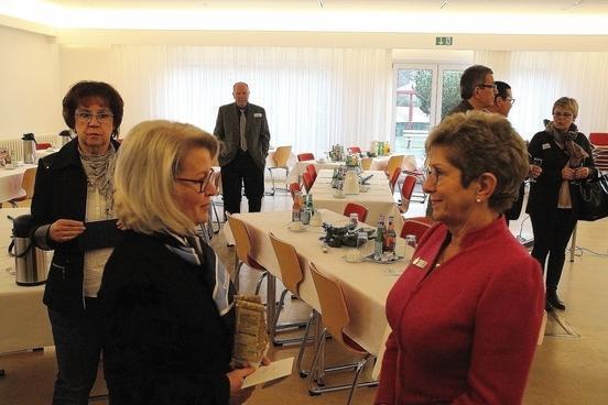 Oberbürgermeisterin Dietlind Tiemann gratuliert der Geschäftsstellenleiterin der Creditreform,  Anne Slonina (li.)