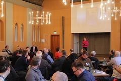 Die Oberbürgermeisterin begrüßt die Tagungsteilnehmer