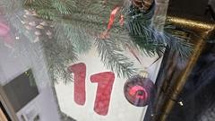 Zahlen in den Fenstern verraten, welches Türchen des Adventskalenders der Altstadt sich dahinter verbirgt.