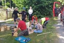 Die mitgebrachten Nistkästen wurden zum anbringen vorbereitet