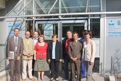 Beigeordente Birgit Hübner und Mitglieder des Koordinierungskreises "Berufsorientierung" vor dem ÜAZ