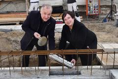 Uwe Stünkel und Kerstin Wuttke beim versenken der Zeitkapsel