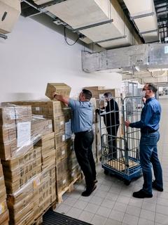 Sortieren und Verladen der Hilfsmittel fürs ukrainische Odessa.