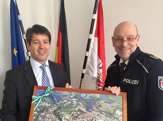 Bürgermeister Steffen Scheller und Peter Meyritz, Leiter der Polizeidirektion West